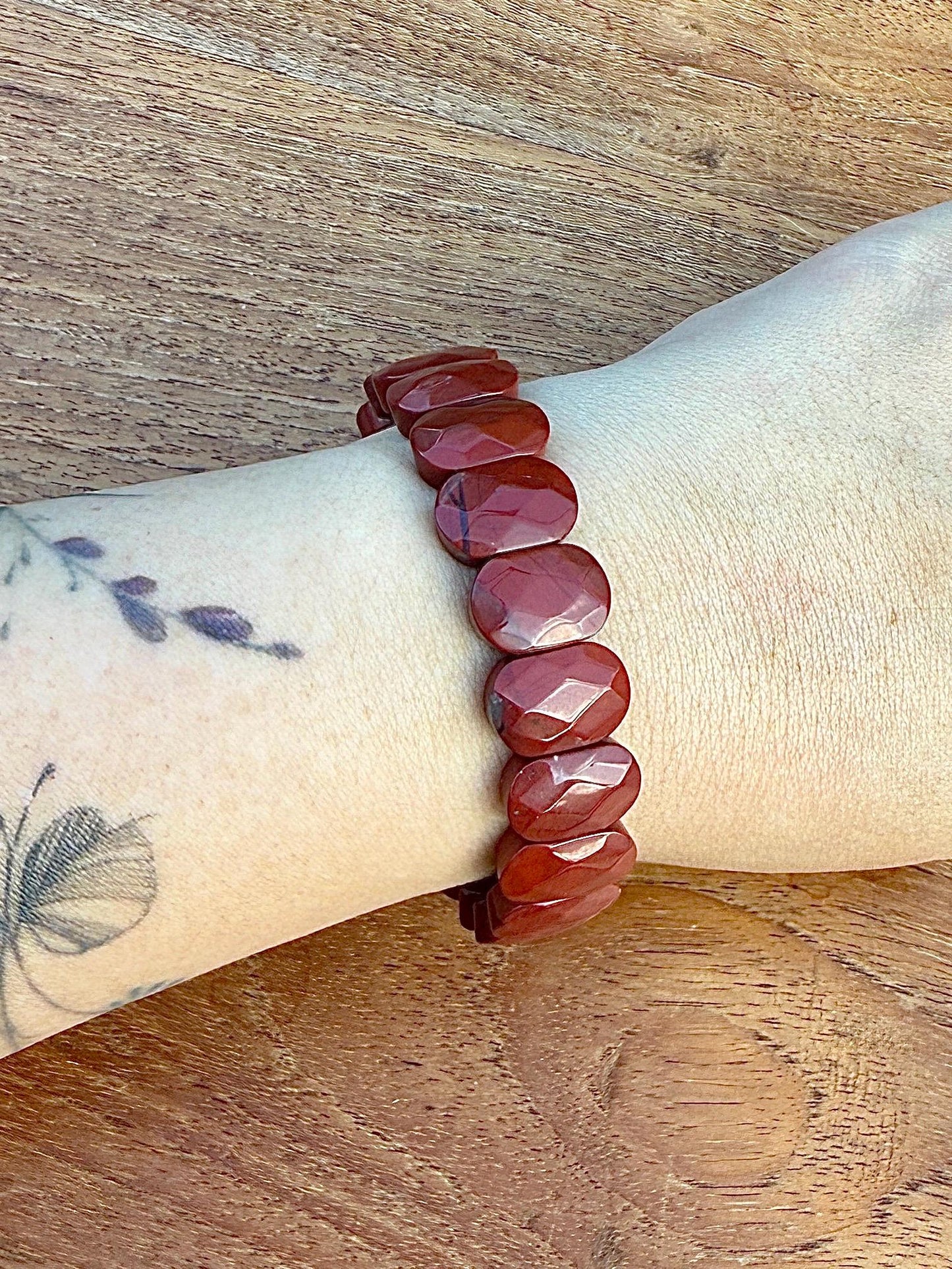 Bracelet jonc souple en jaspe rouge facetté pierre semi précieuse