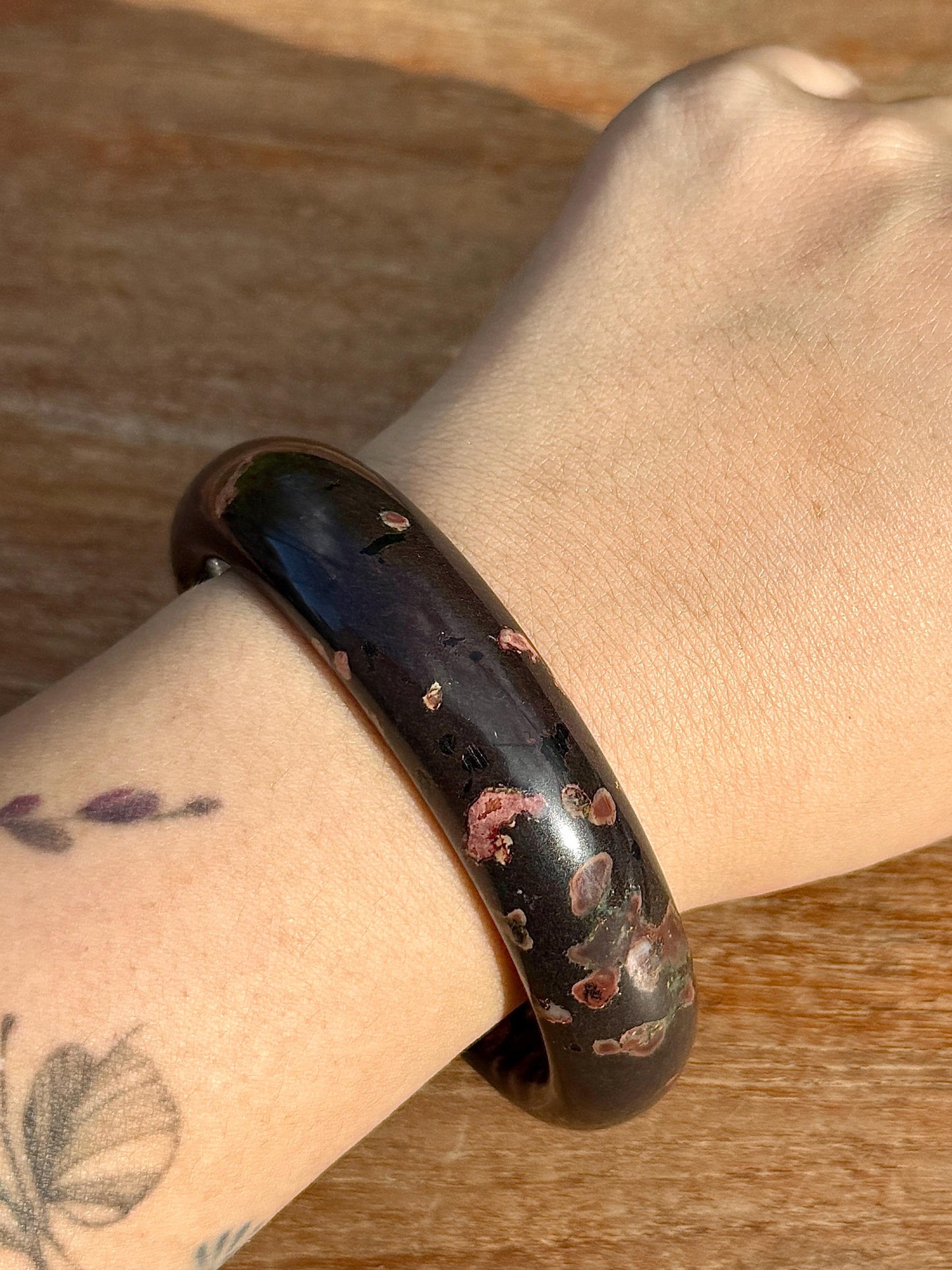 Bracelet jonc en jadéite fleur pierre semi précieuse
