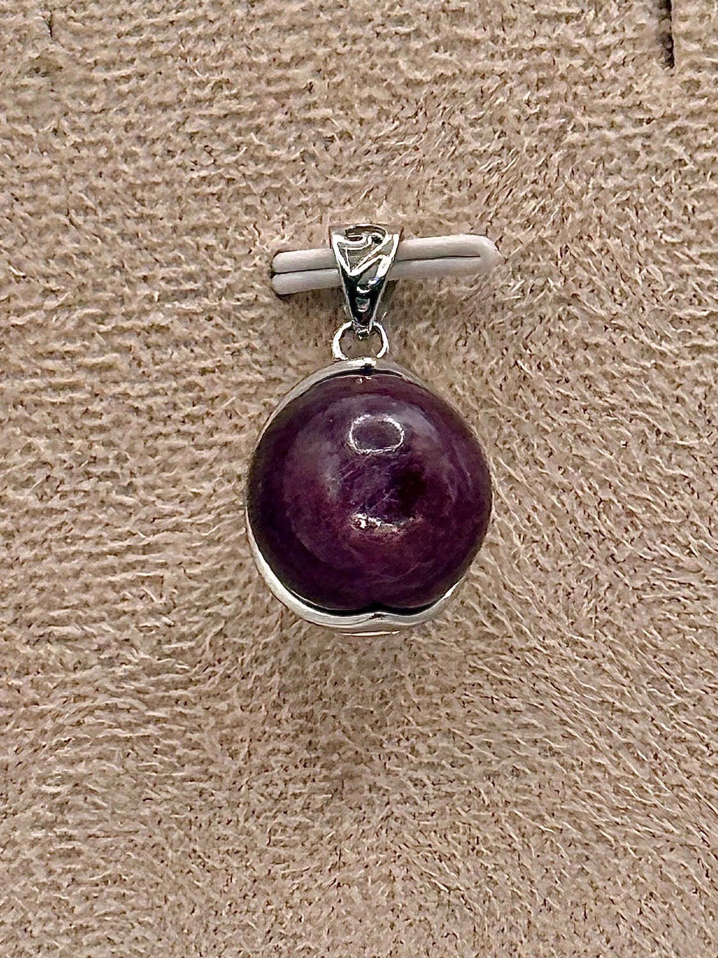 Pendentif en lepidolite ou mica pourpre pierre semi précieuse