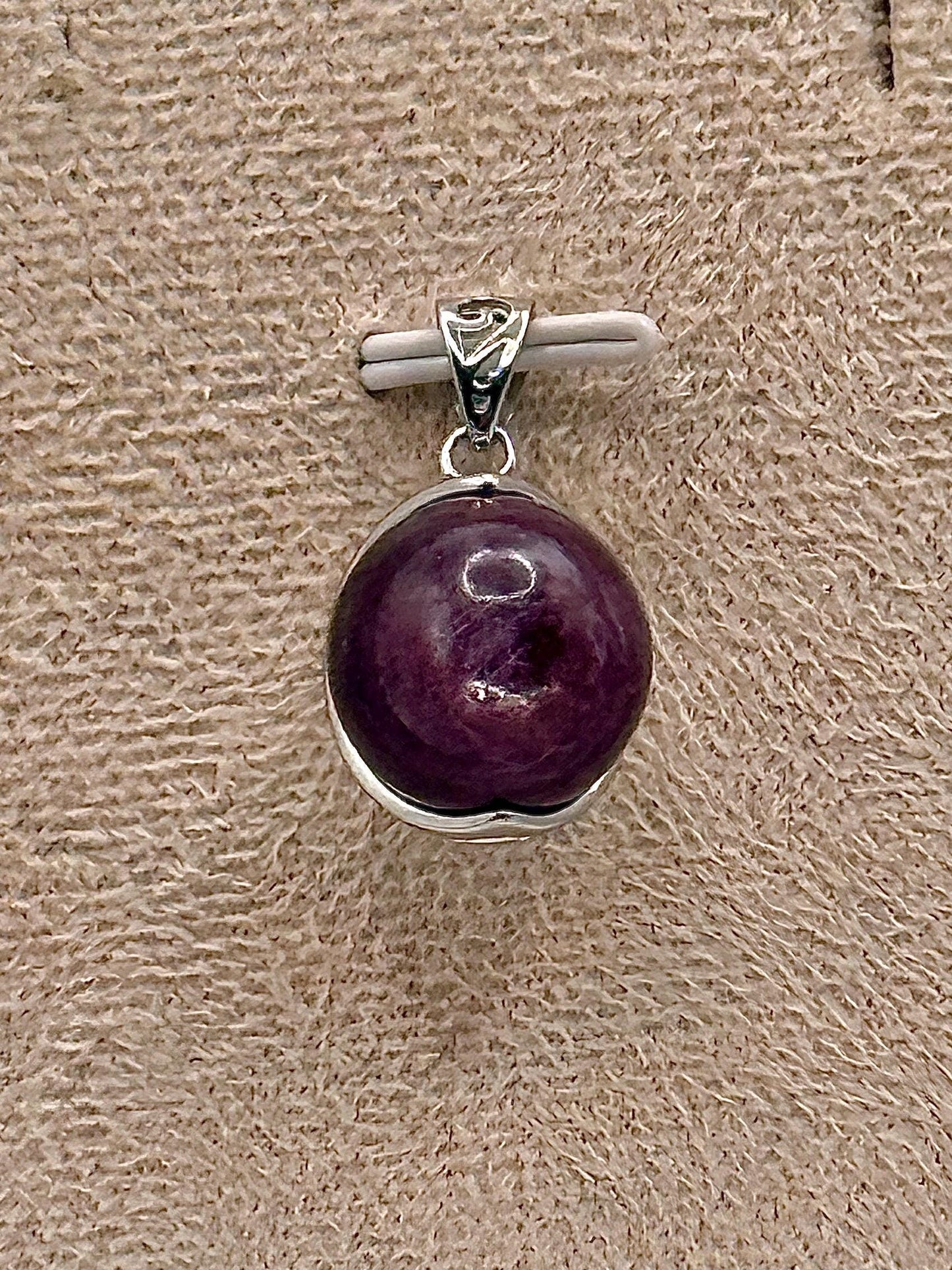 Pendentif en lepidolite ou mica pourpre pierre semi précieuse