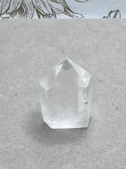 Mini tour en quartz cristal de roche pierre semi précieuse