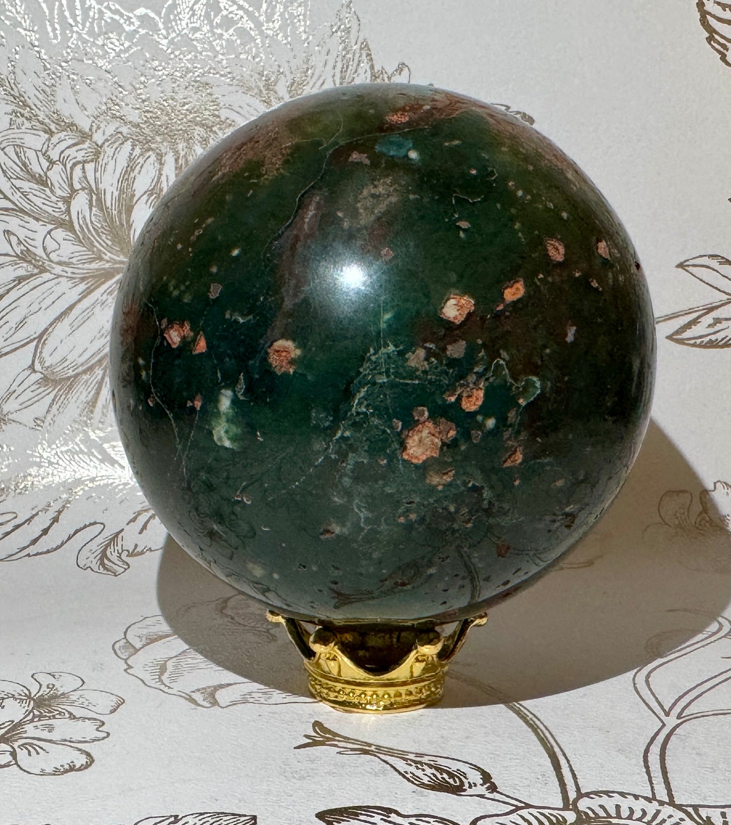 Sphère agate mousse verte et rouge pierre semi précieuse