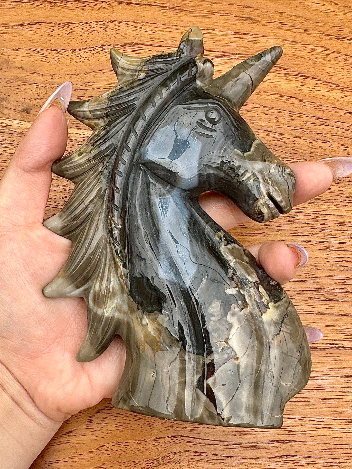 Magnifique tete de licorne en agate volcanique