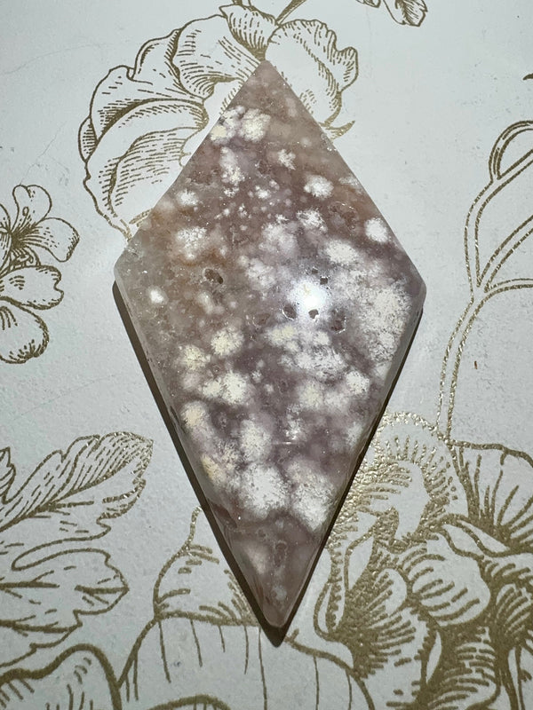 Amethyste rose forme diamant pierre semi precieuse