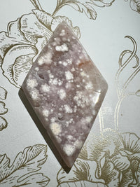 Amethyste rose forme diamant pierre semi precieuse