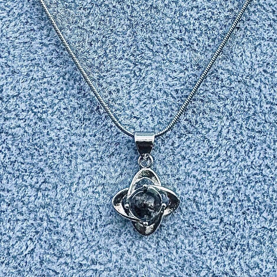 Collier pendentif en pierre naturelle semi précieuse