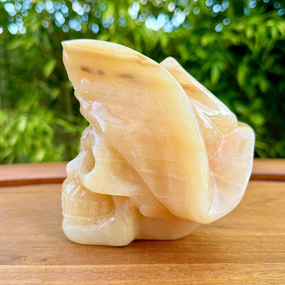 Crâne avec chapeau de pirate en calcite jaune pierre naturelle semi précieuse