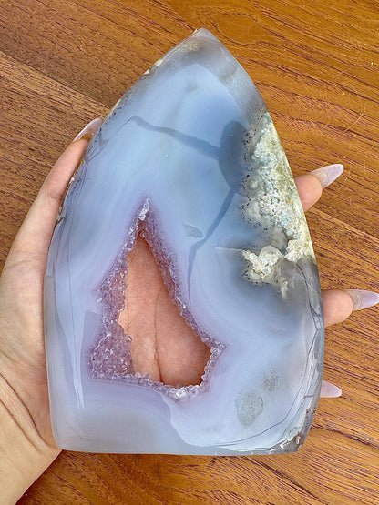 Magnifique pièce d’agate forme montagne pierre semi precieuse