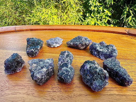 Fluorite cubique violet foncé brute pierre naturelle semi precieuse