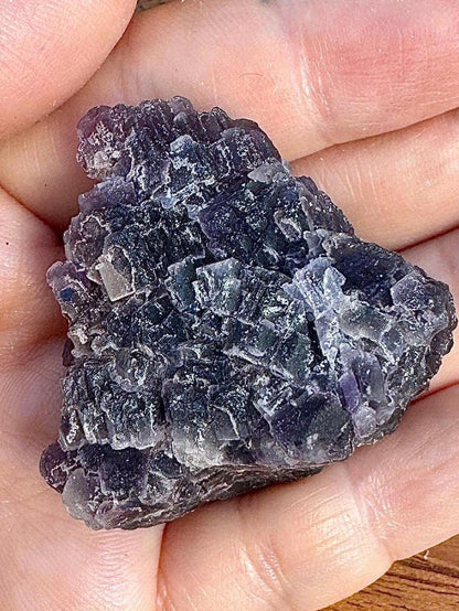 Fluorite cubique violet foncé brute pierre naturelle semi precieuse