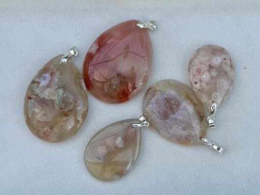 Pendentif agate fleurs pierre semi precieuse