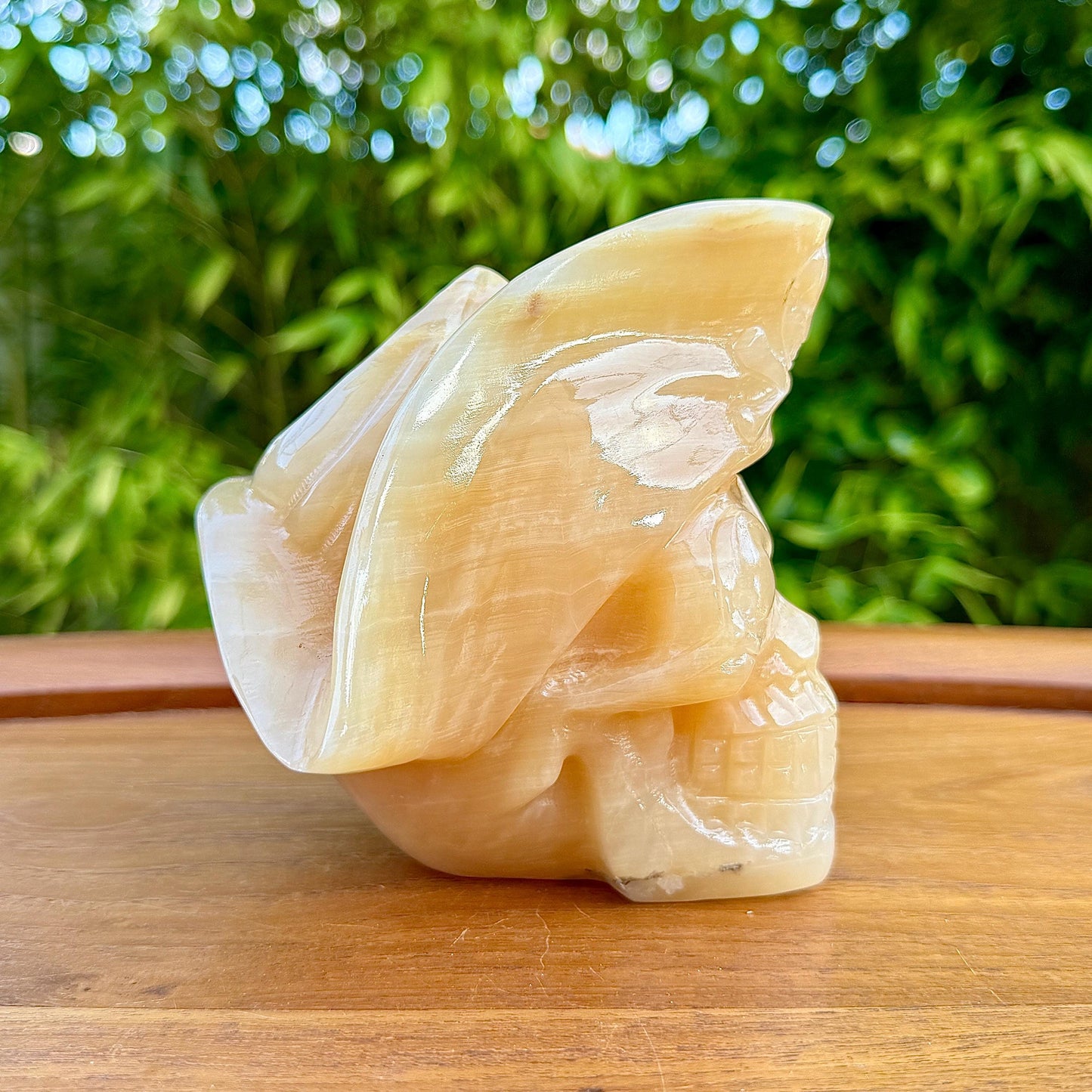 Crâne avec chapeau de pirate en calcite jaune pierre naturelle semi précieuse