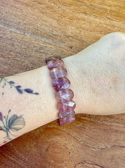 Bracelet jonc souple en quartz fraise rose facetté pierre semi précieuse