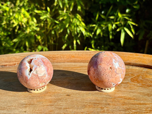 Sphère en agate/calcédoine rose pierre semi précieuse