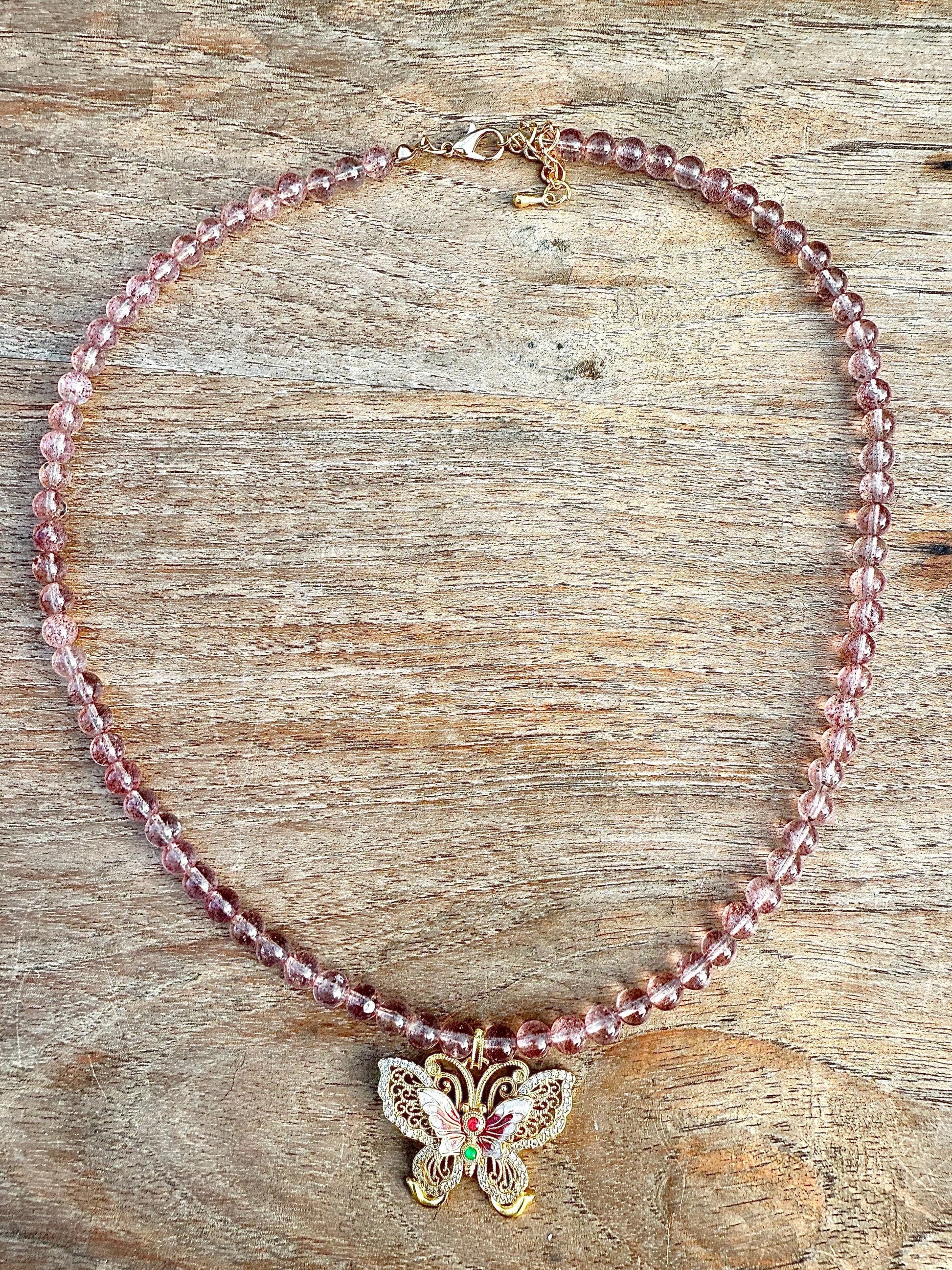 Collier papillon en quartz fraise pierre naturelle semi précieuse