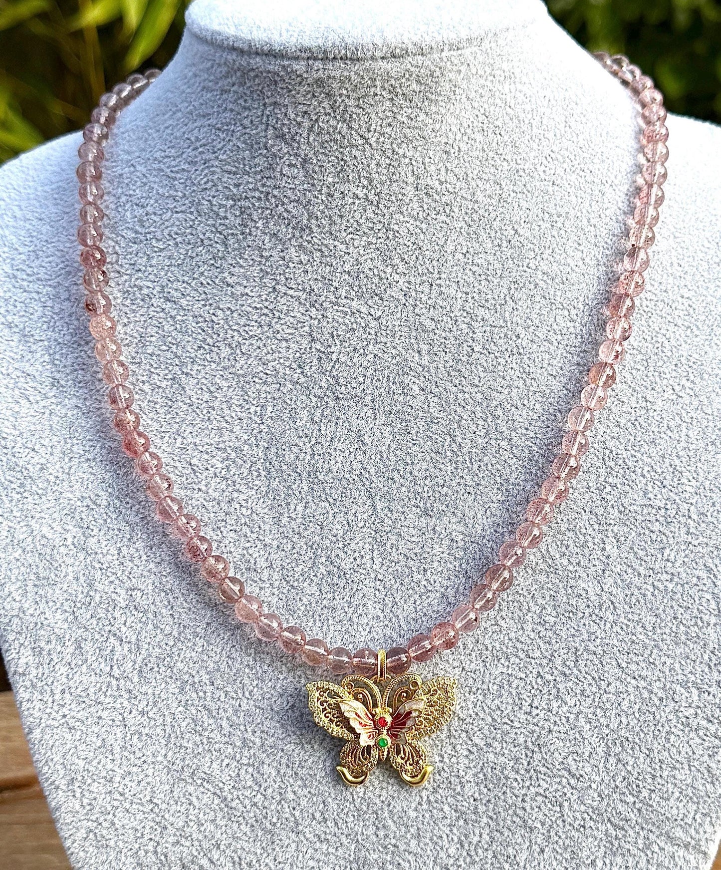 Collier papillon en quartz fraise pierre naturelle semi précieuse