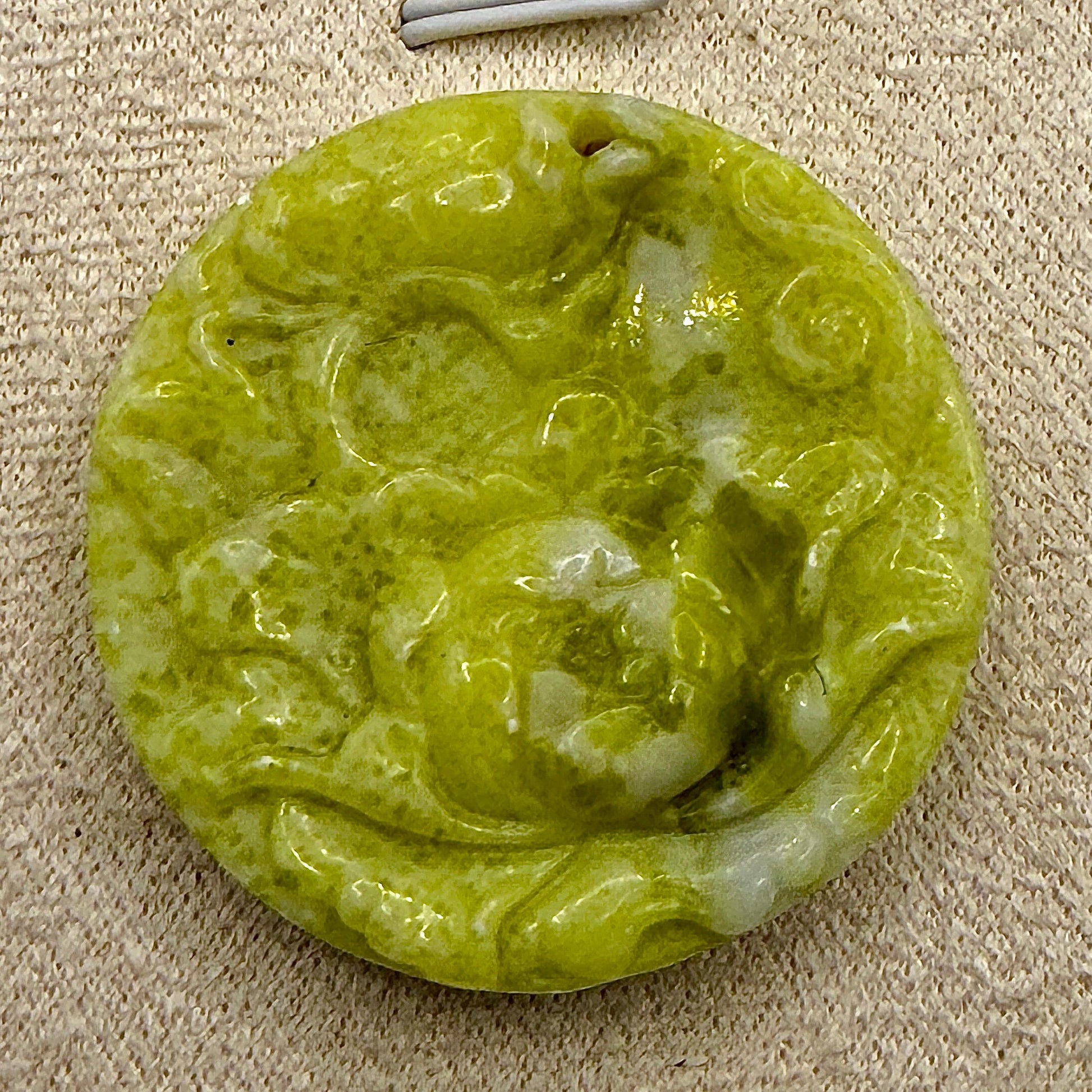 Pendentif en jade sculptée pierre naturelle semi précieuse