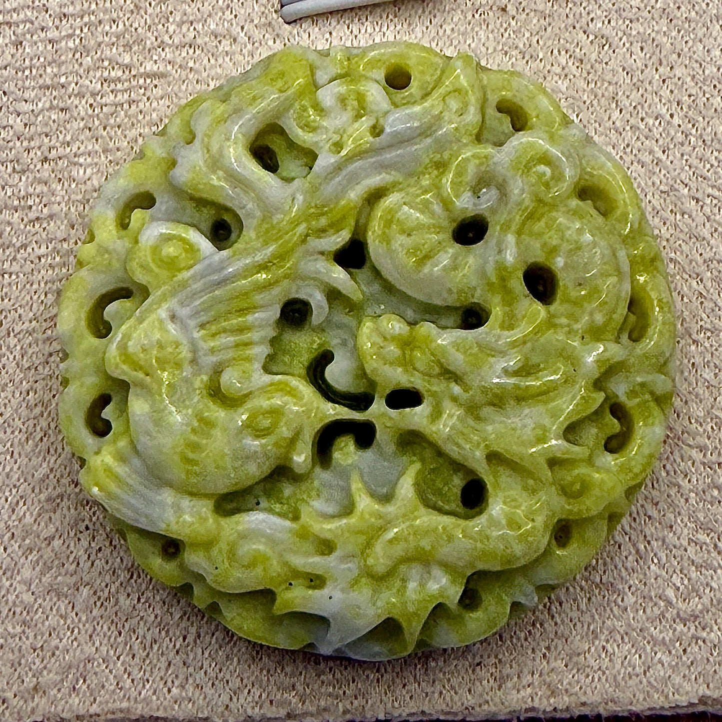 Pendentif en jade sculptée pierre naturelle semi précieuse