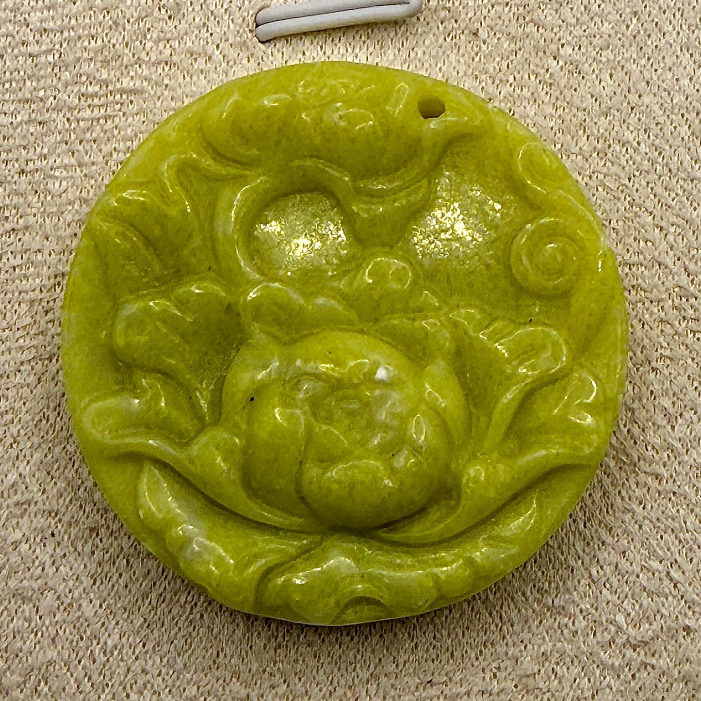 Pendentif en jade sculptée pierre naturelle semi précieuse