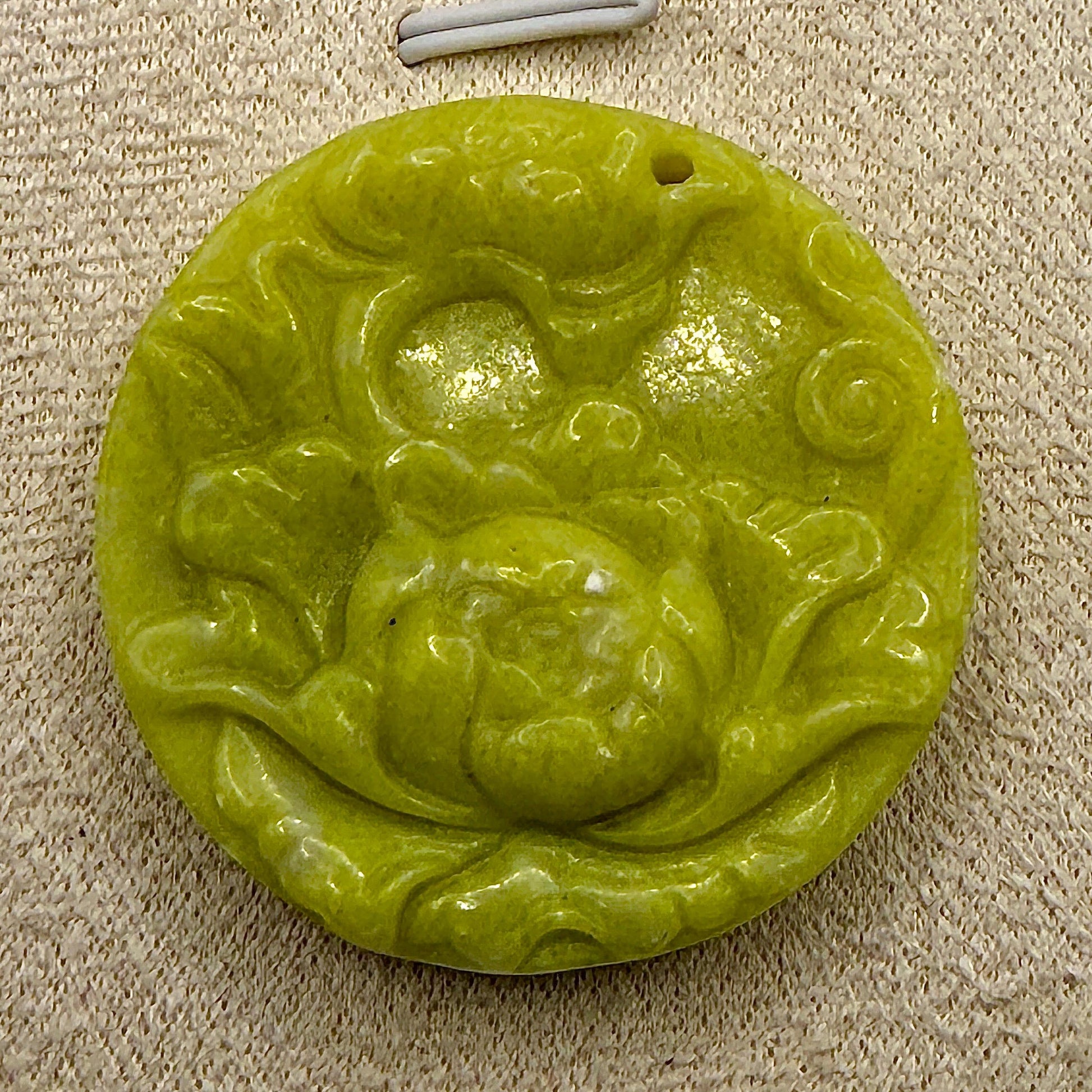 Pendentif en jade sculptée pierre naturelle semi précieuse