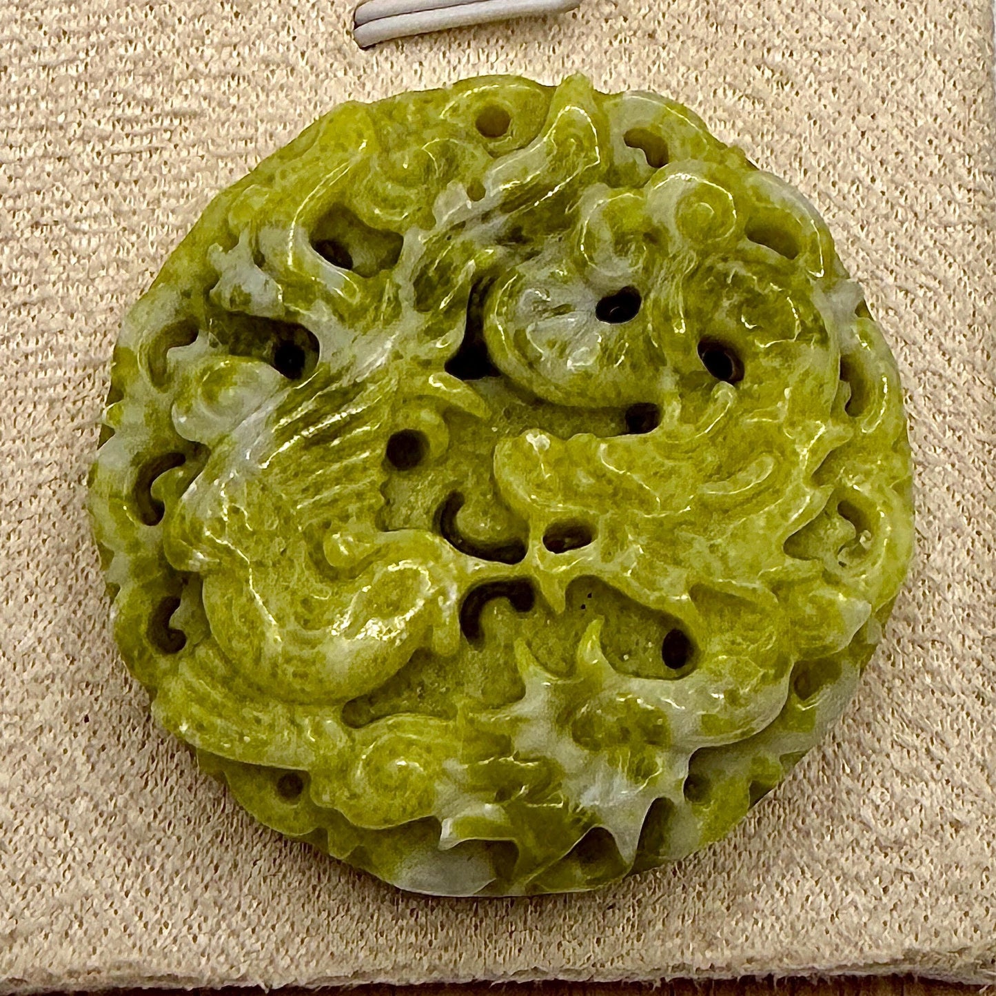 Pendentif en jade sculptée pierre naturelle semi précieuse