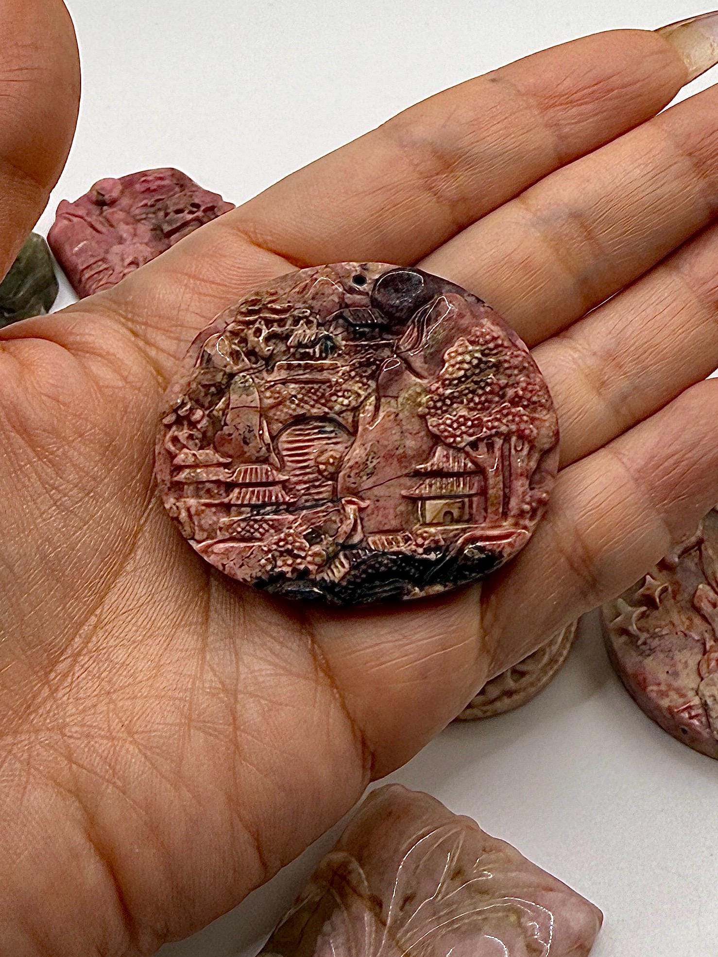 Pendentif en rhodonite sculptée pierre naturelle semi précieuse