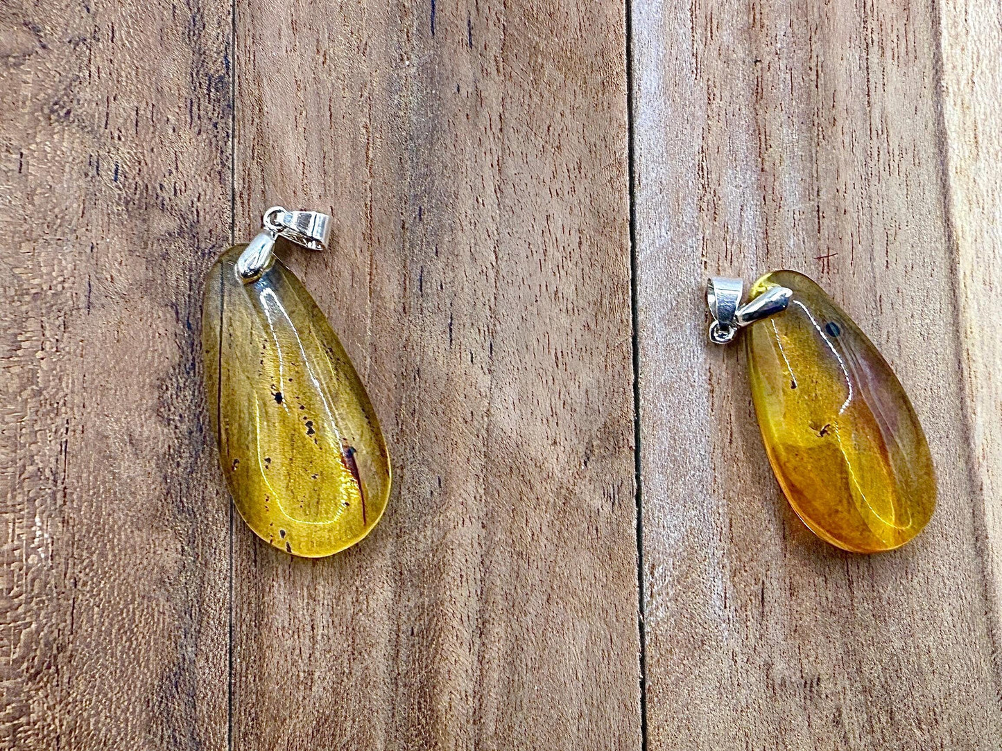 Pendentif en ambre et insecte pierre naturelle semi précieuse