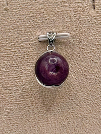 Pendentif en lepidolite ou mica pourpre pierre semi précieuse
