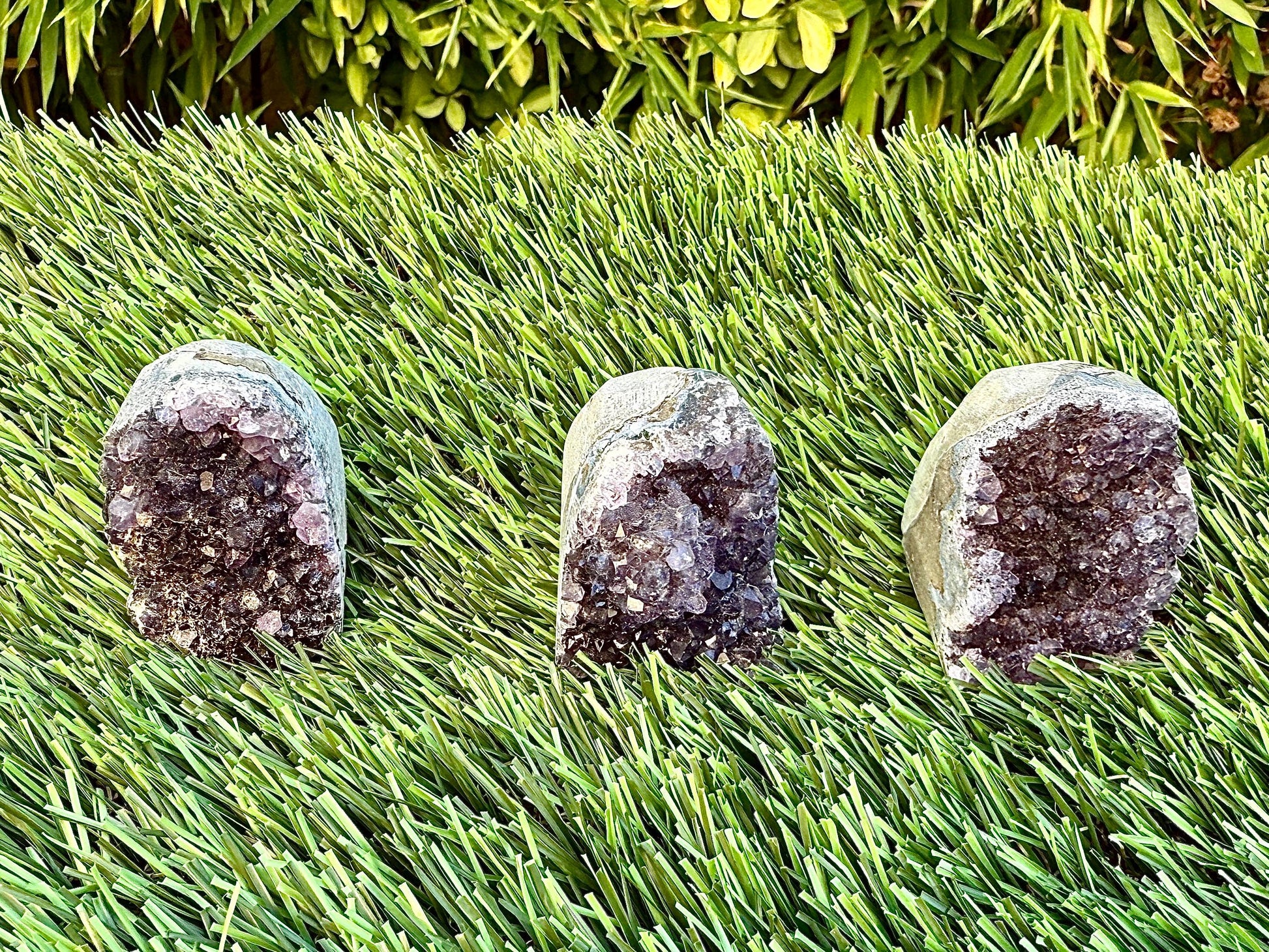 Géode d’amethyste pierre naturelle semi précieuse