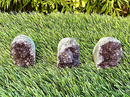 Géode d’amethyste pierre naturelle semi précieuse