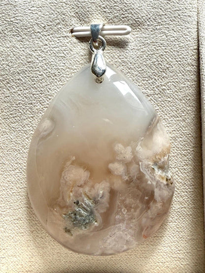 Pendentif agate fleurs pierre semi precieuse