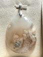 Pendentif agate fleurs pierre semi precieuse