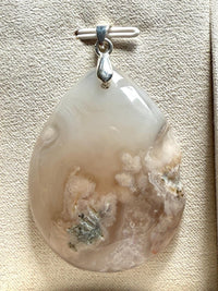 Pendentif agate fleurs pierre semi precieuse