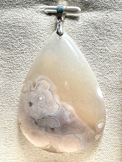 Pendentif agate fleurs pierre semi precieuse