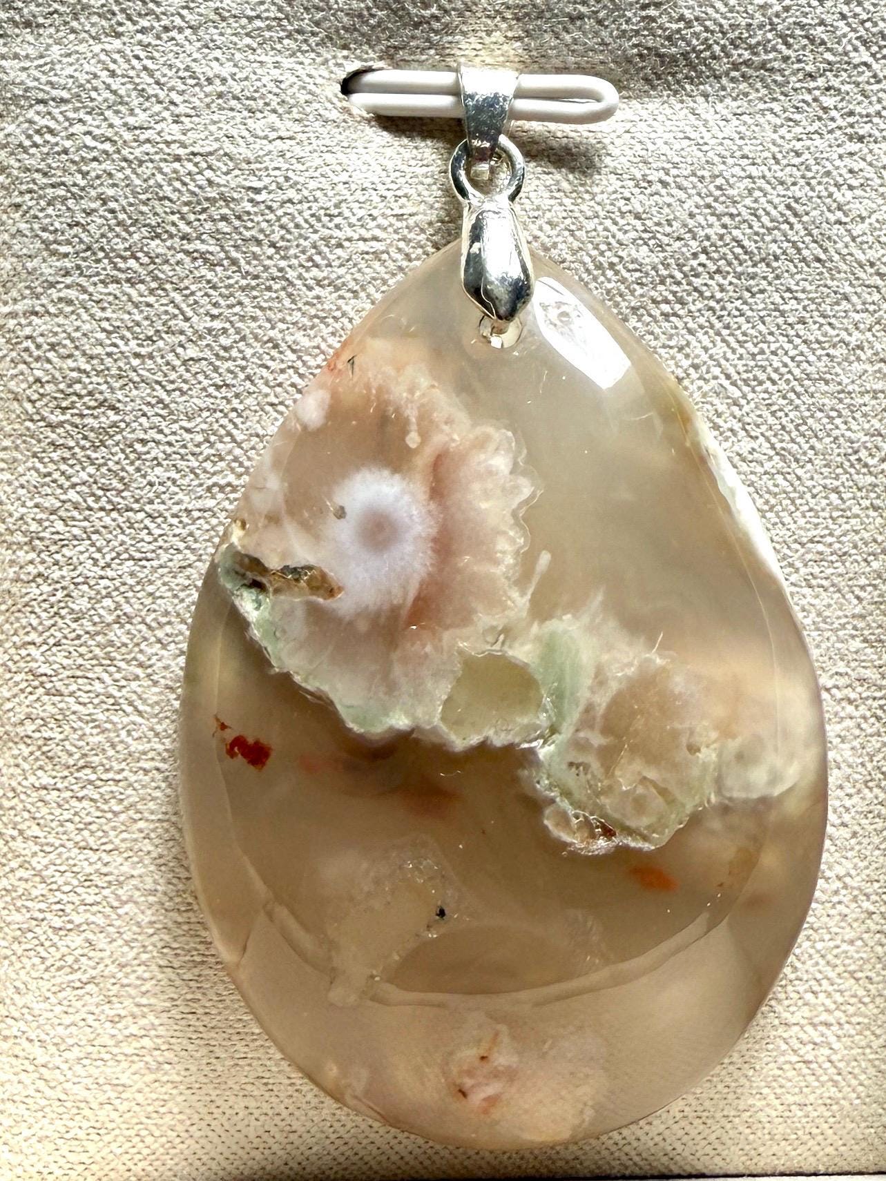 Pendentif agate fleurs pierre semi precieuse