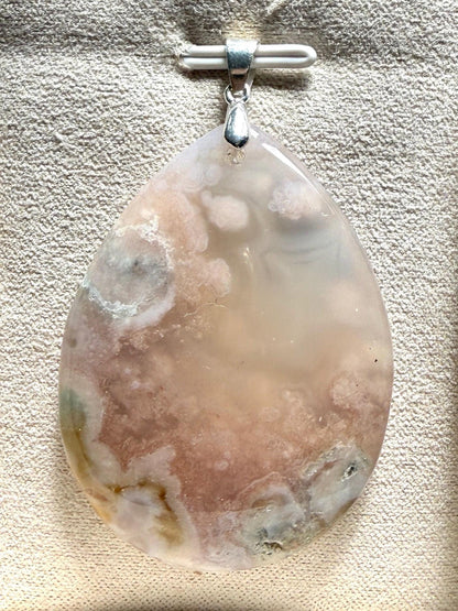 Pendentif agate fleurs pierre semi precieuse
