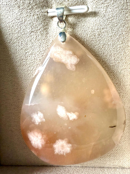 Pendentif agate fleurs pierre semi precieuse