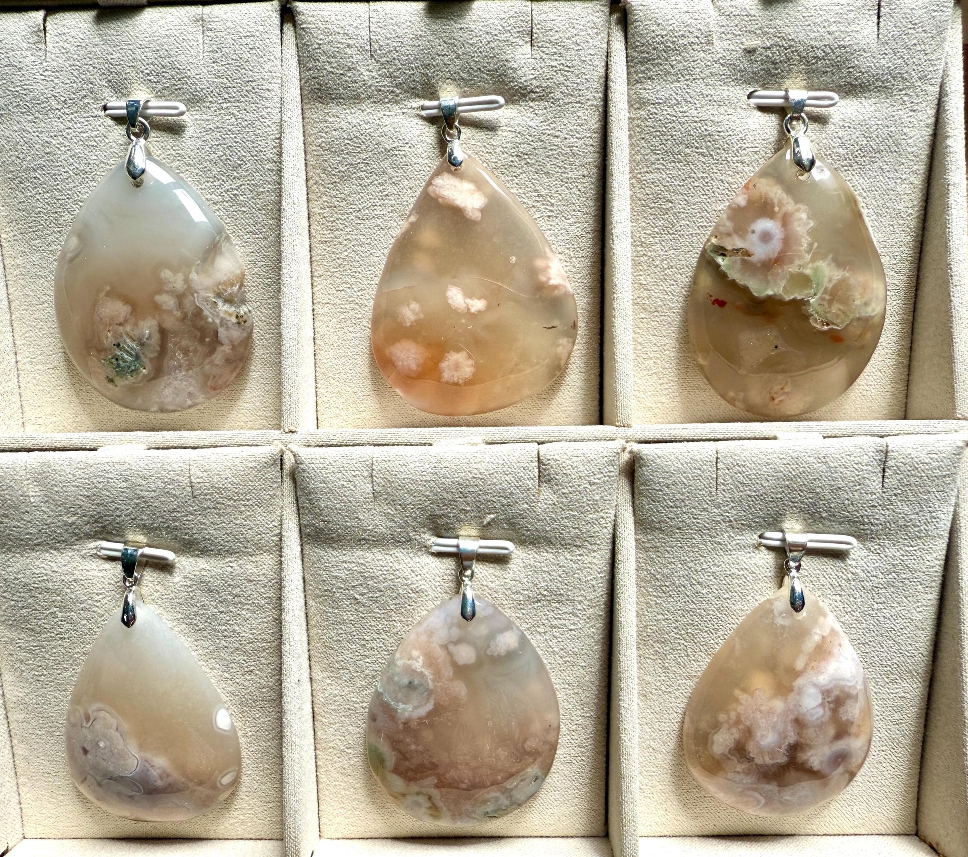 Pendentif agate fleurs pierre semi precieuse
