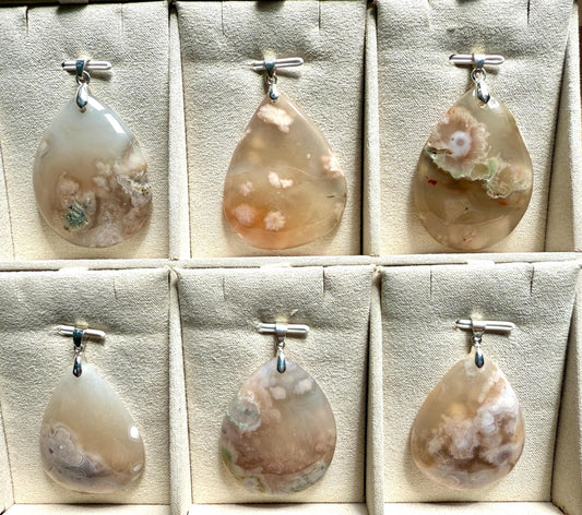 Pendentif agate fleurs pierre semi precieuse