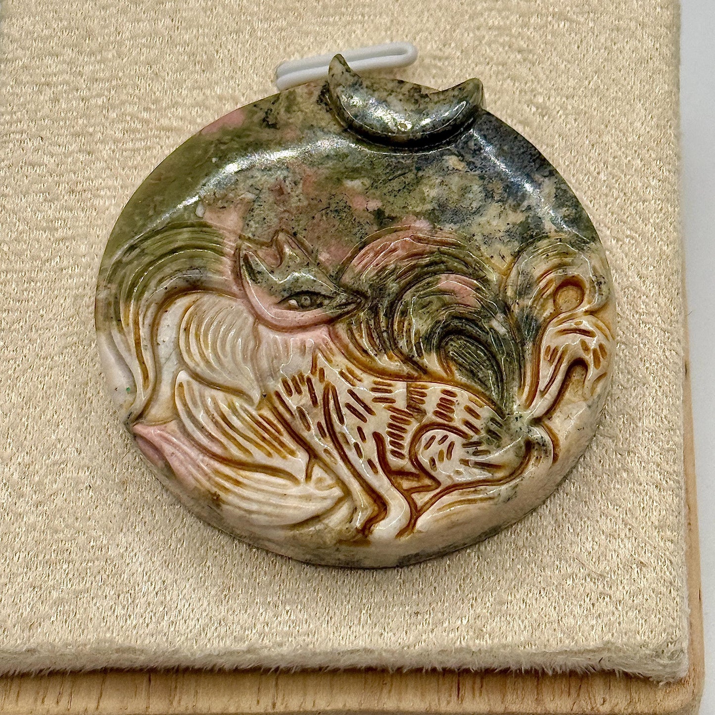 Pendentif en rhodonite sculptée pierre naturelle semi précieuse