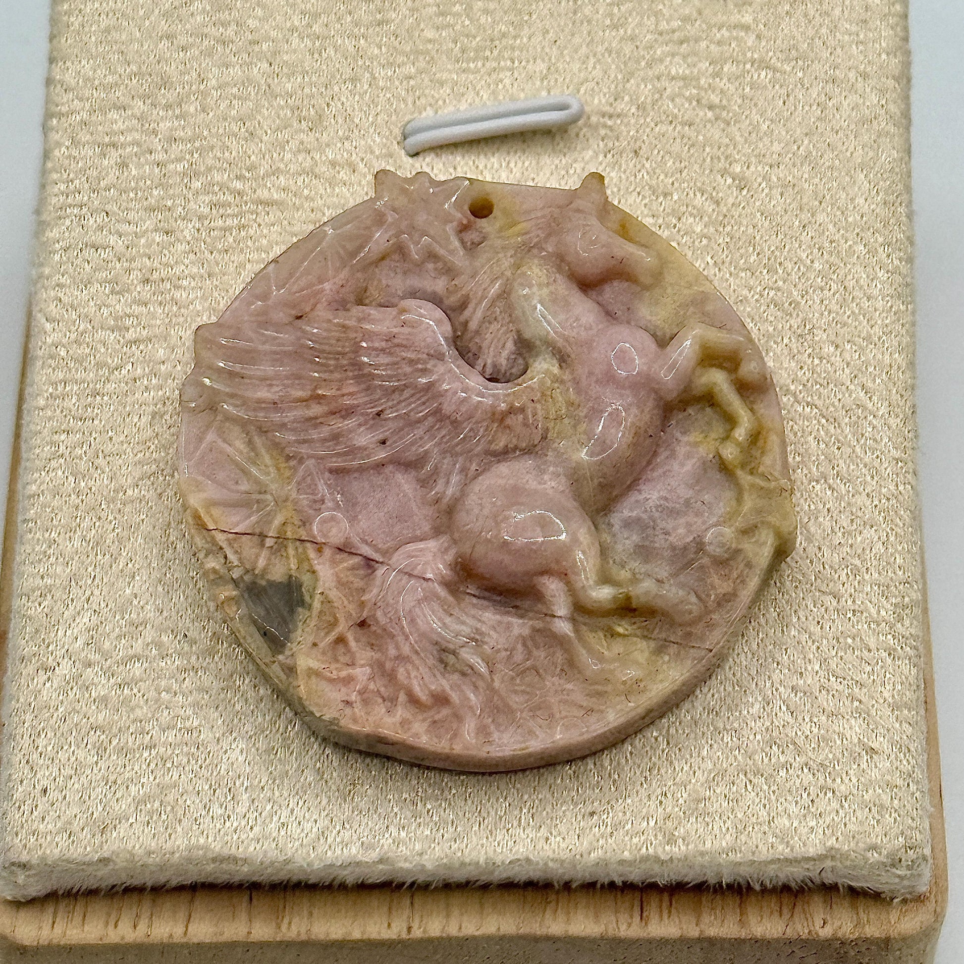 Pendentif en rhodonite sculptée pierre naturelle semi précieuse