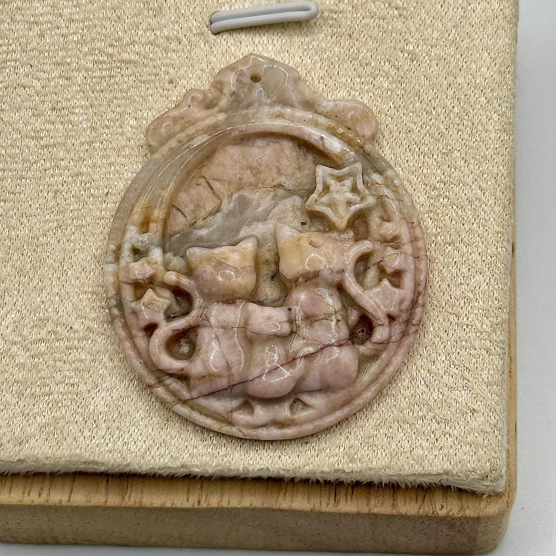 Pendentif en rhodonite sculptée pierre naturelle semi précieuse