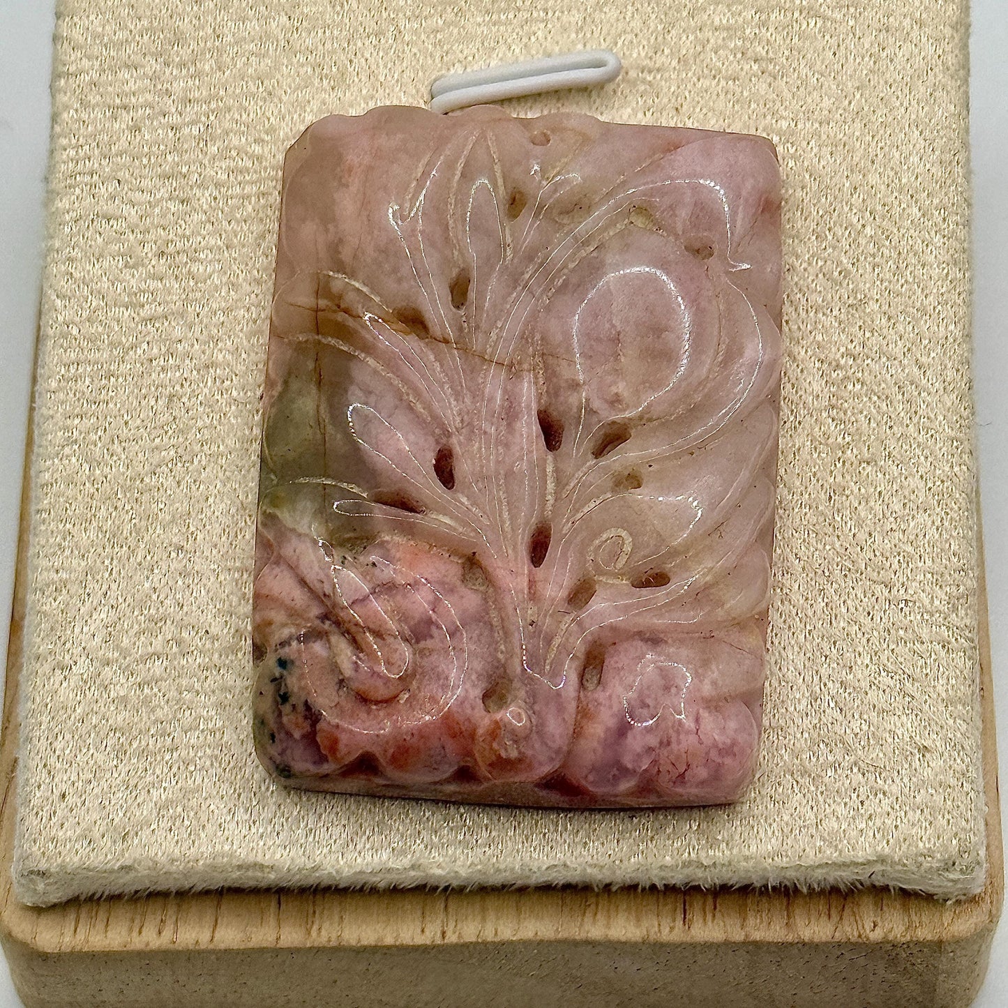 Pendentif en rhodonite sculptée pierre naturelle semi précieuse