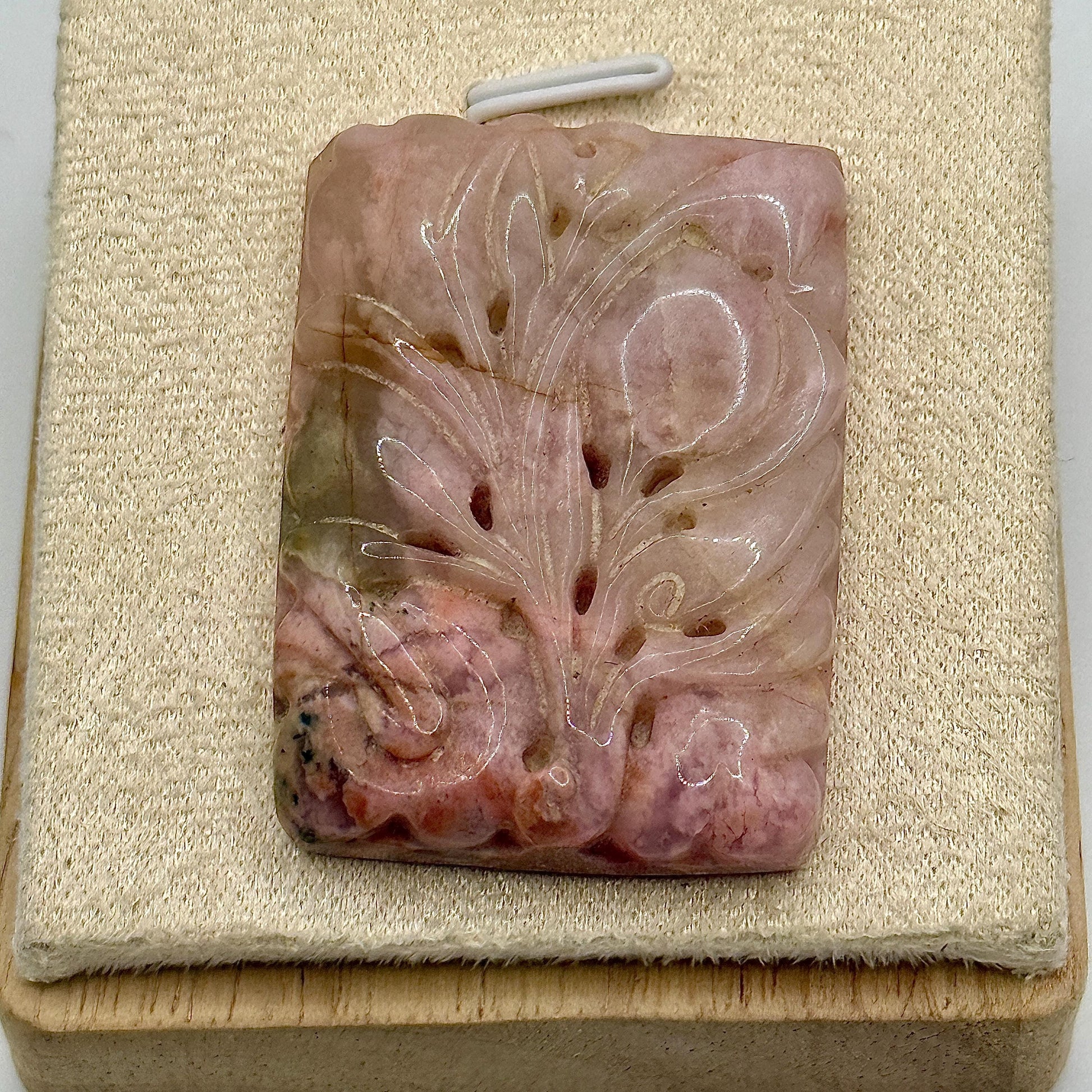 Pendentif en rhodonite sculptée pierre naturelle semi précieuse