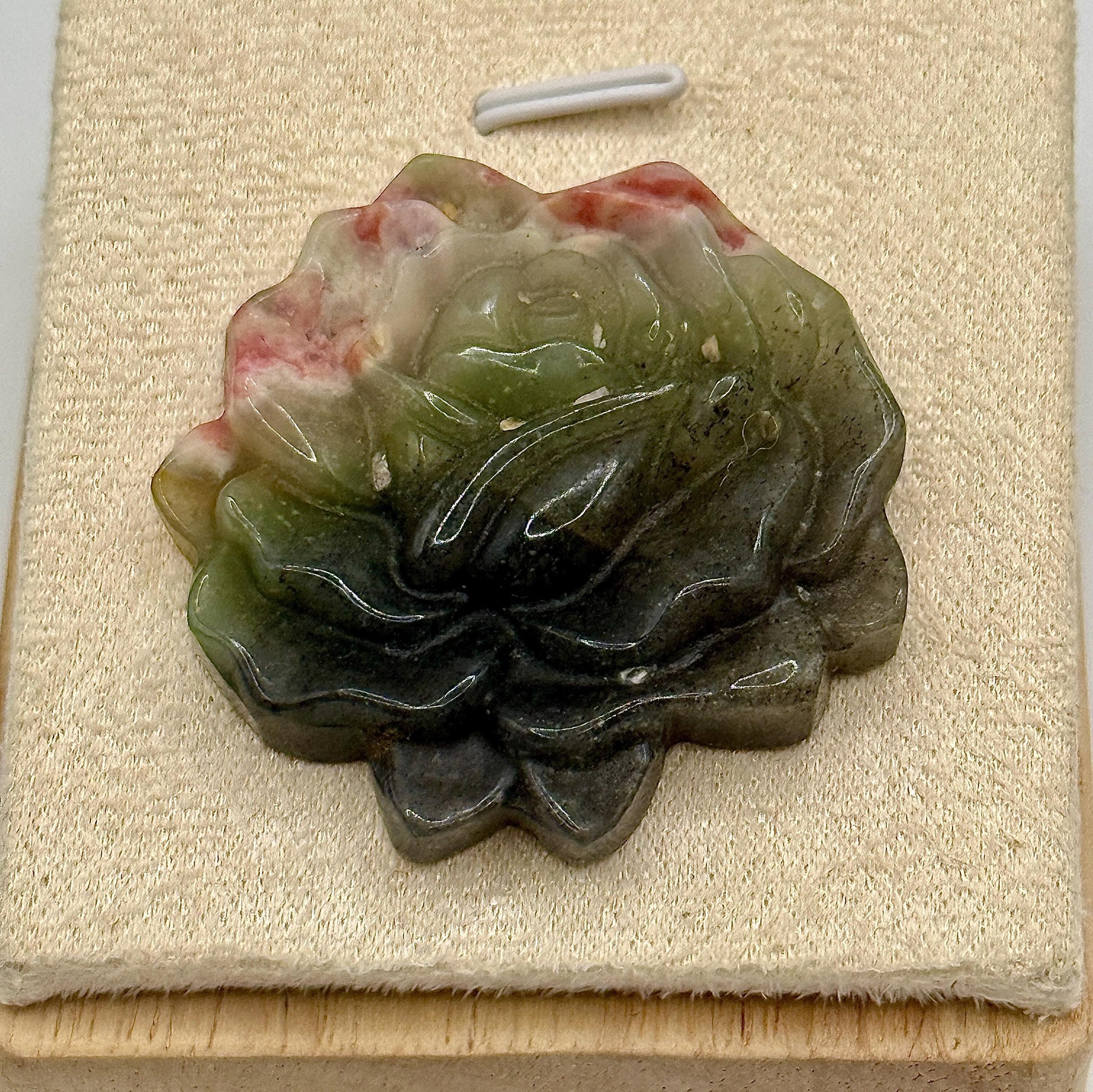 Pendentif en rhodonite sculptée pierre naturelle semi précieuse