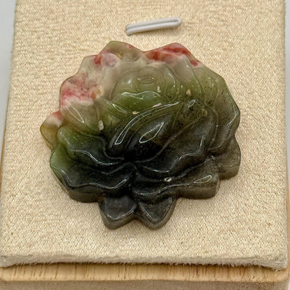 Pendentif en rhodonite sculptée pierre naturelle semi précieuse