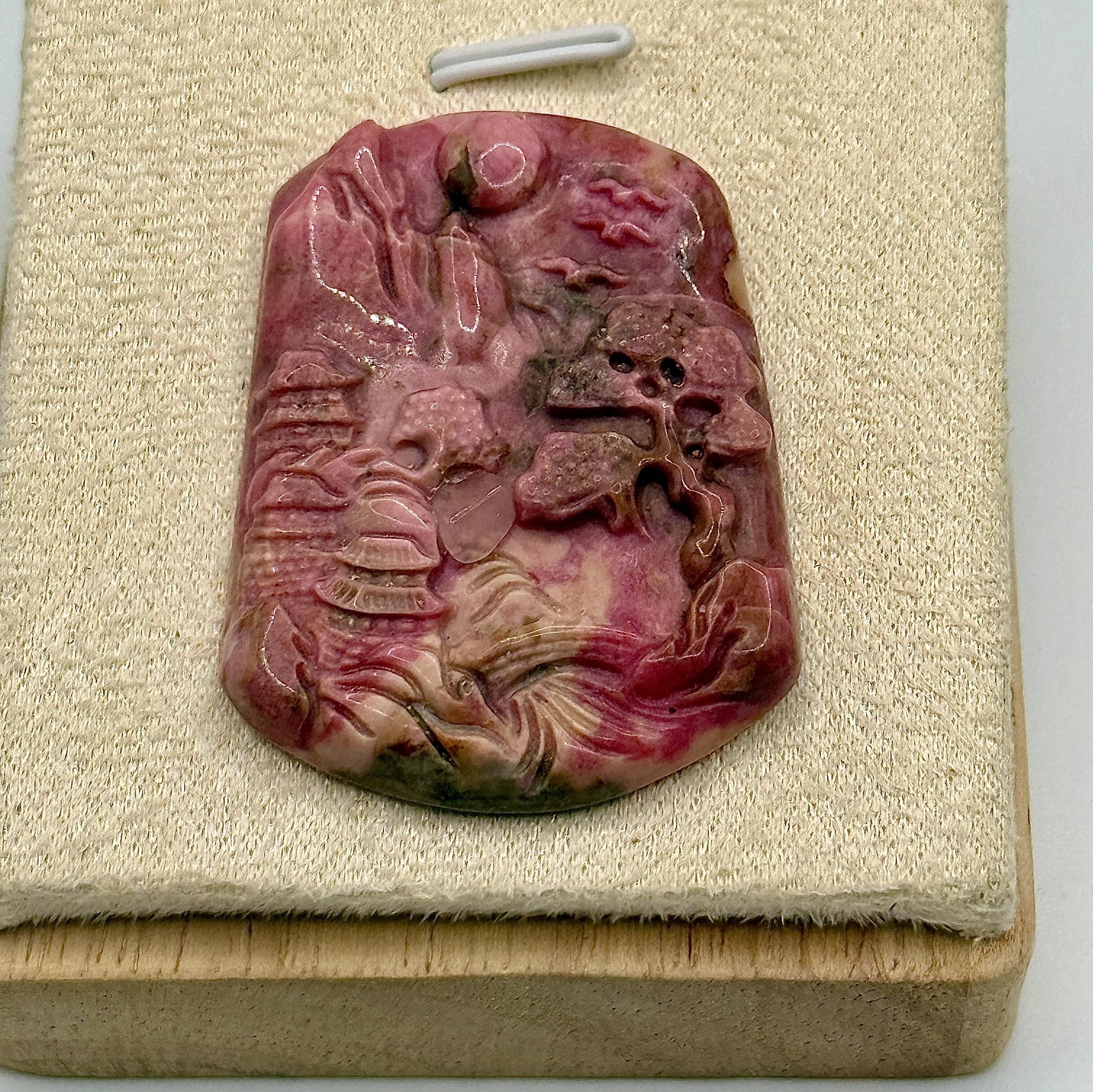 Pendentif en rhodonite sculptée pierre naturelle semi précieuse
