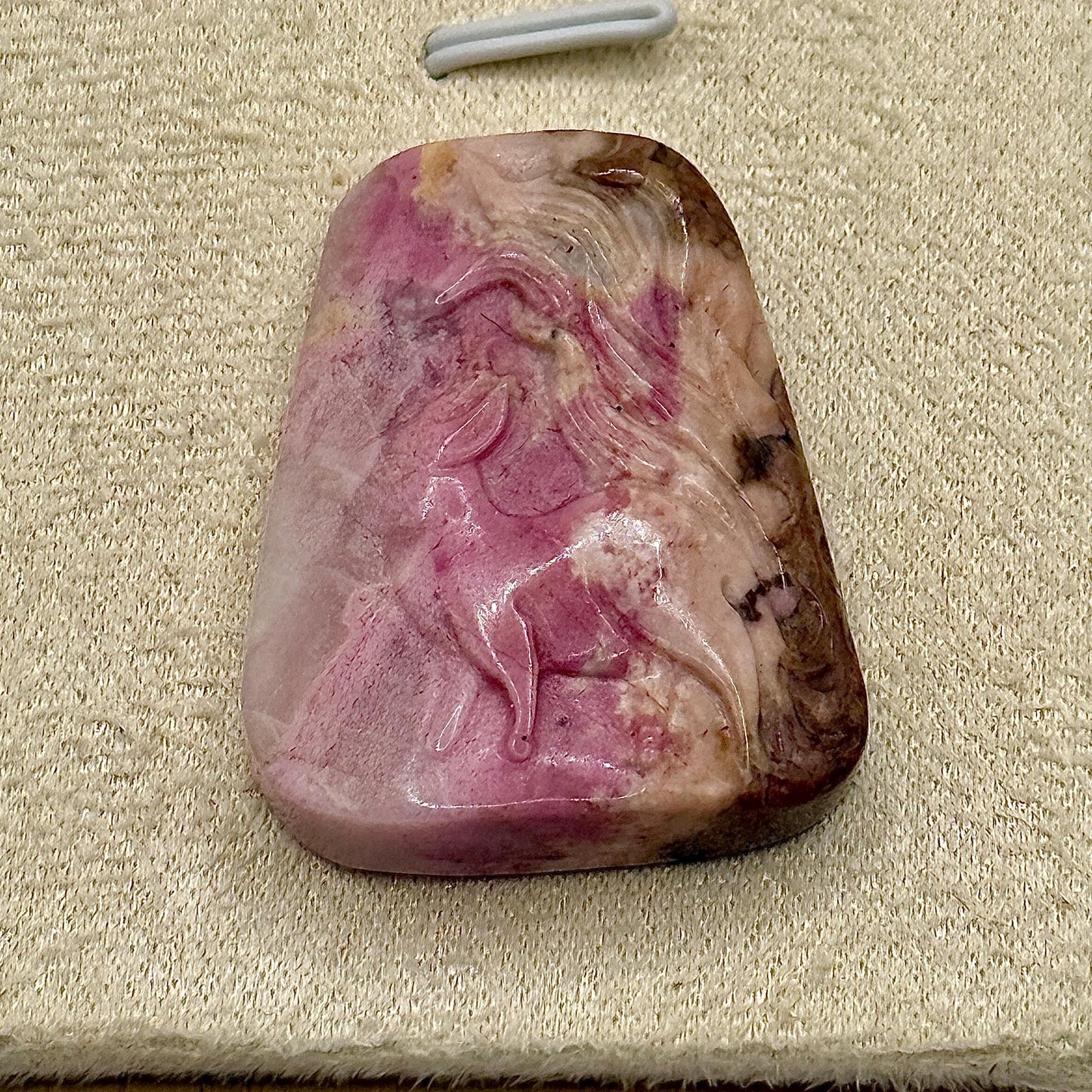 Pendentif en rhodonite sculptée pierre naturelle semi précieuse