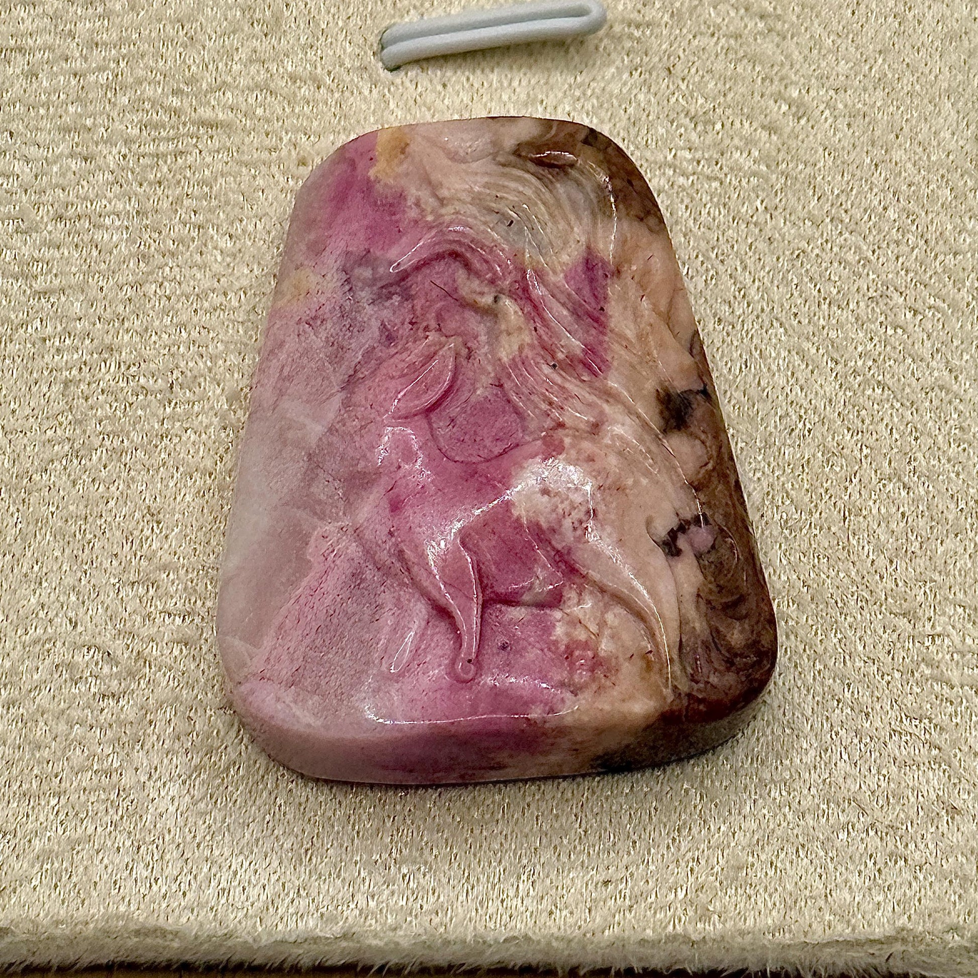 Pendentif en rhodonite sculptée pierre naturelle semi précieuse