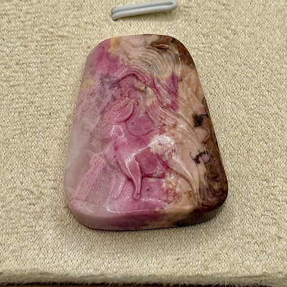 Pendentif en rhodonite sculptée pierre naturelle semi précieuse